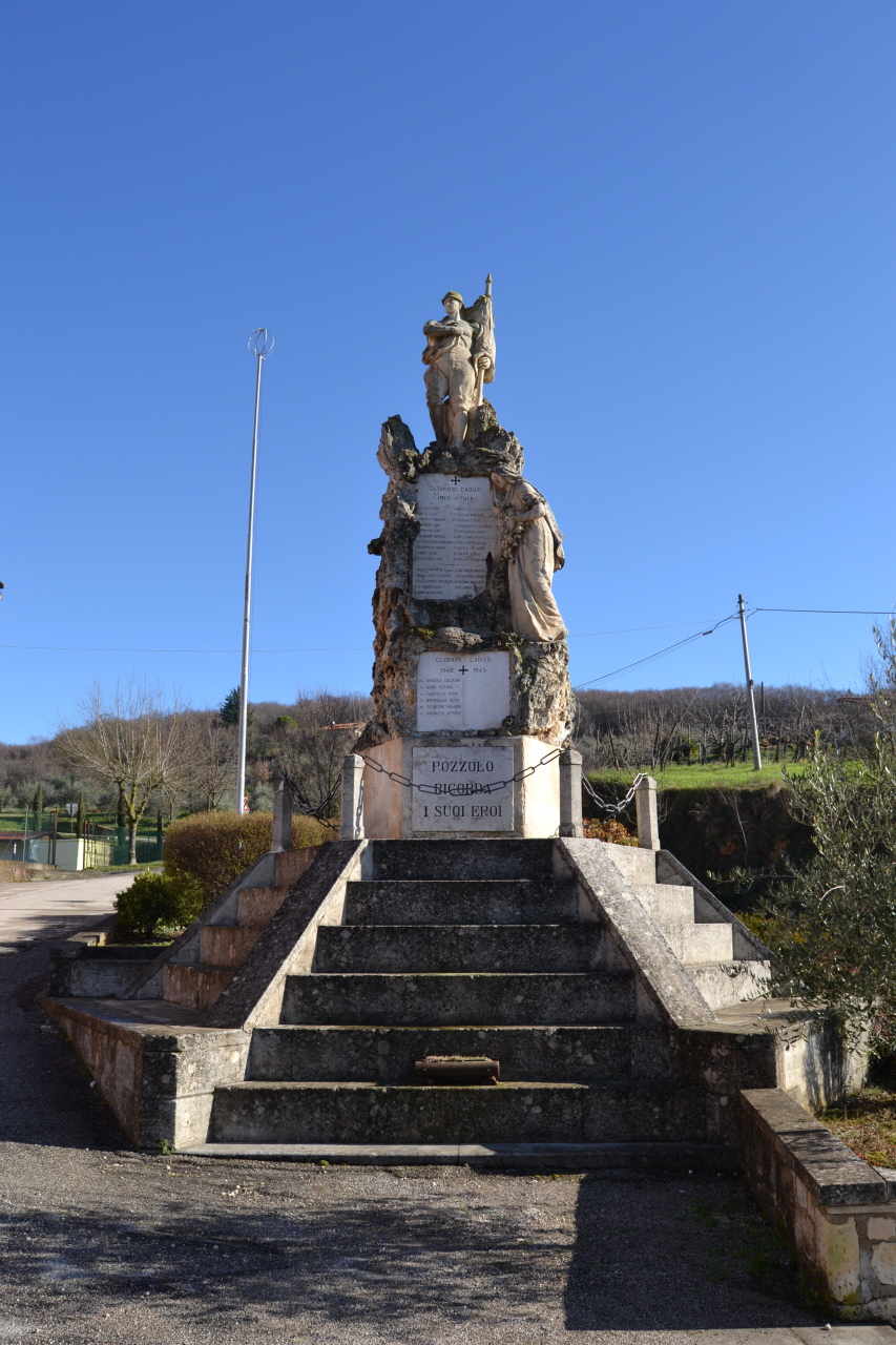 Figura di soldato che porta la bandiera con allegoria della Patria (monumento ai caduti - a cippo) di Caldana Egisto (sec. XX)