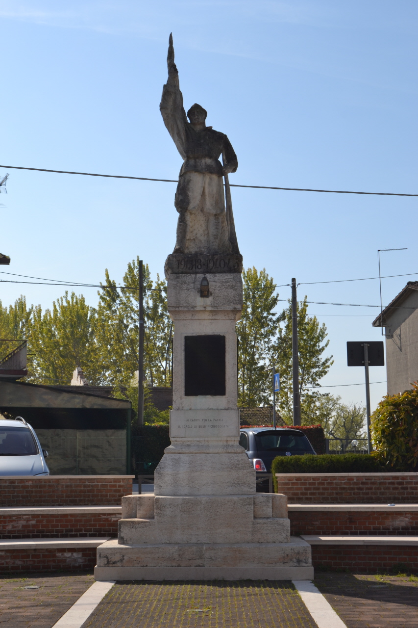 Figura di soldato che porta la bandiera (monumento ai caduti - a cippo) di Cremesini Guido (sec. XX, sec. XX)