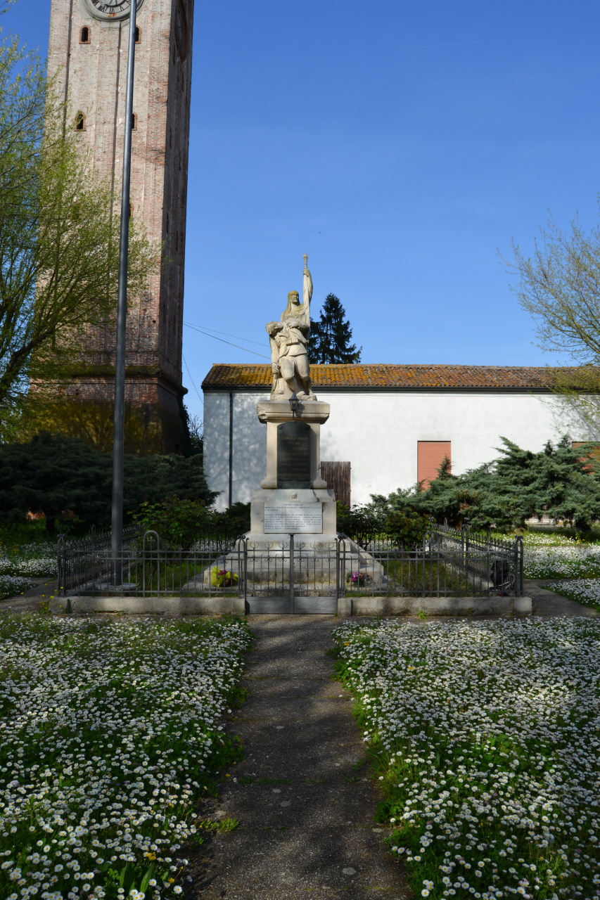 Allegoria della Patria che sostiene un soldato morente (monumento ai caduti - a cippo) di Cremesini Guido (sec. XX, sec. XX)