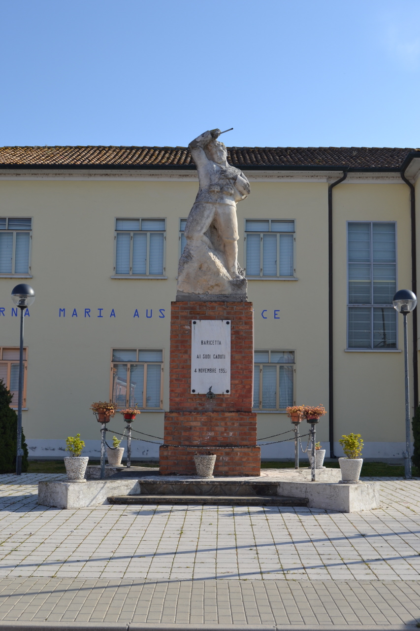 Figura di soldato che porta la bandiera (monumento ai caduti - a cippo) di Cremesini Guido (sec. XX)