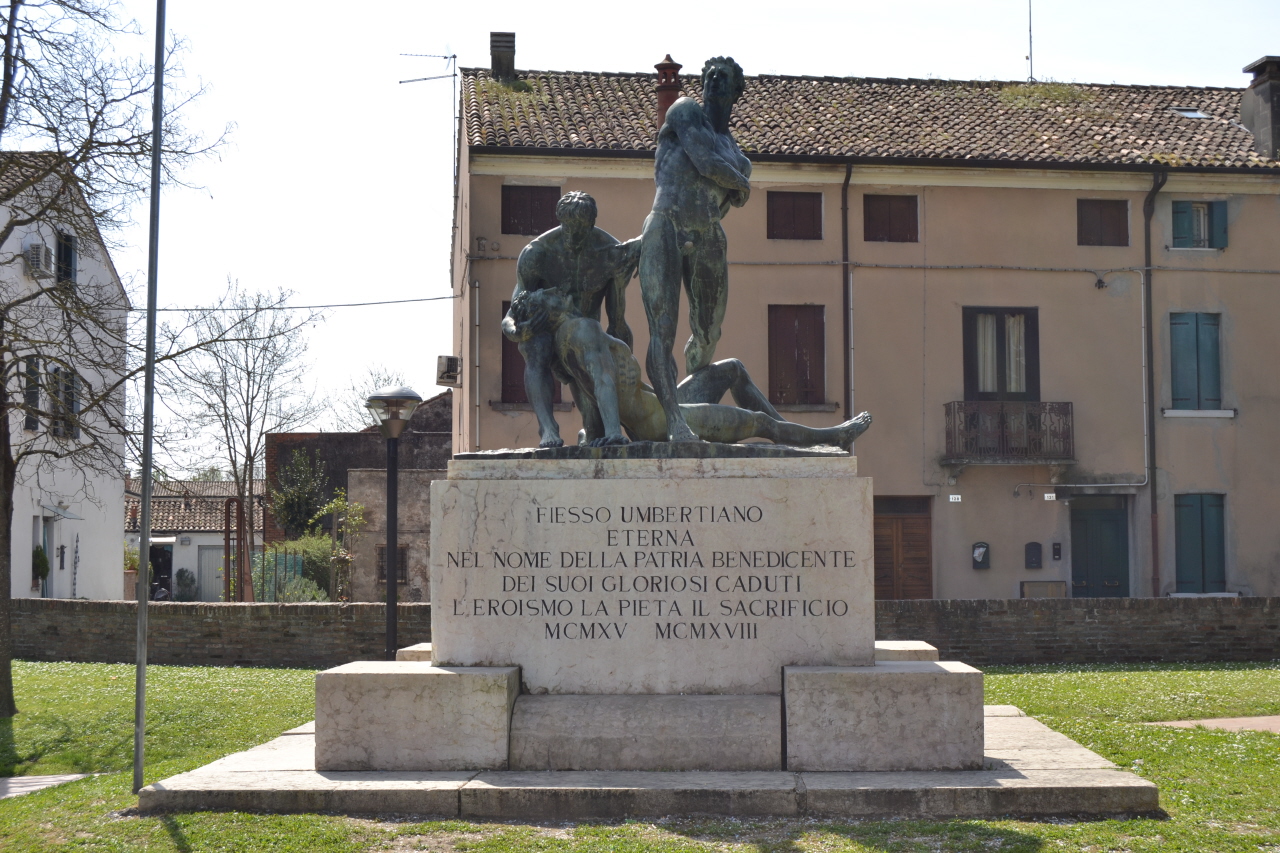 Allegoria del soldato come simbolo di Pietà, Sacrificio ed Eroismo (monumento ai caduti - ad ara) di Colognesi Gino (sec. XX)