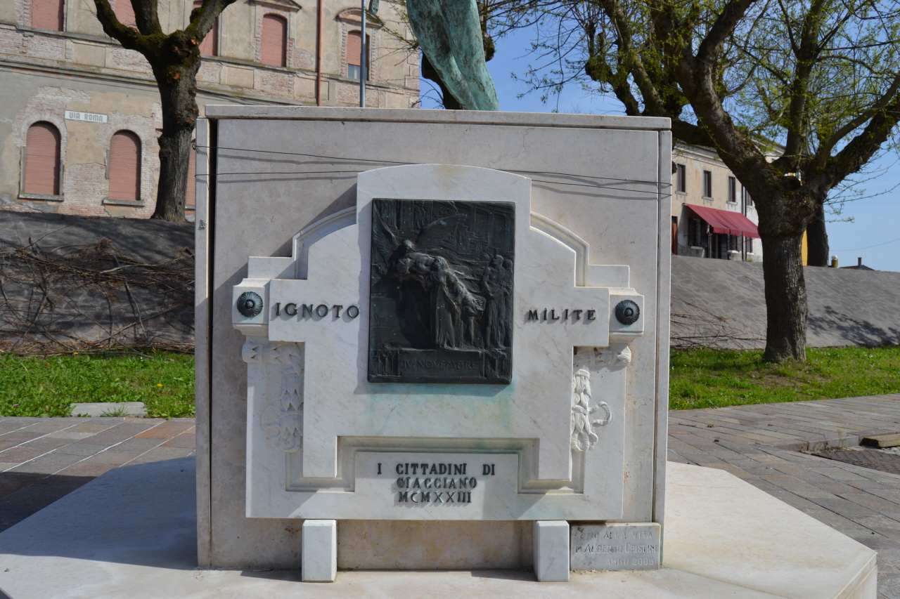 Allegoria della morte del soldato (lapide commemorativa ai caduti) di Ditta Lorioli, Boninsegna Egidio (sec. XX)