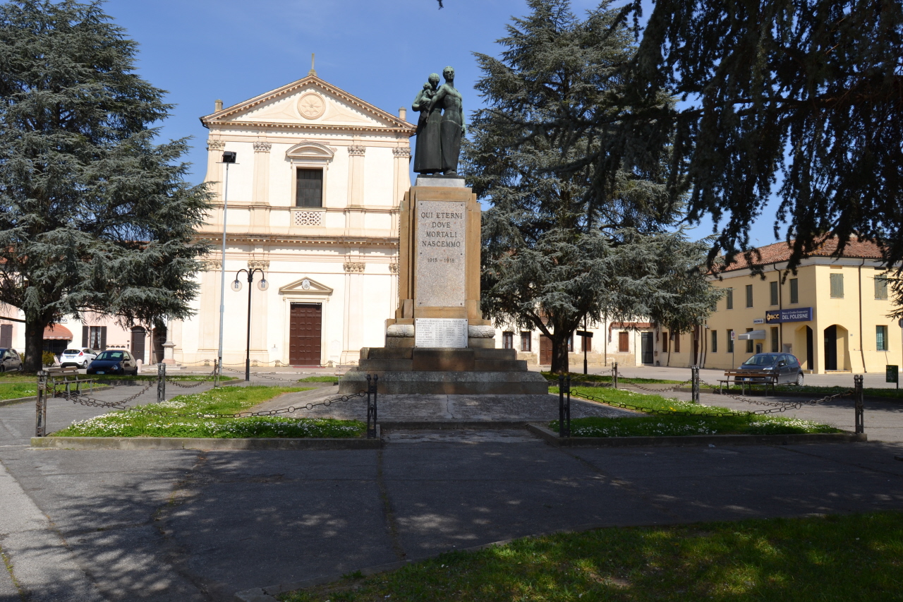 Allegoria del soldato che protegge una madre col bambino (monumento ai caduti) di Boldrin Paolo (sec. XX, sec. XX)