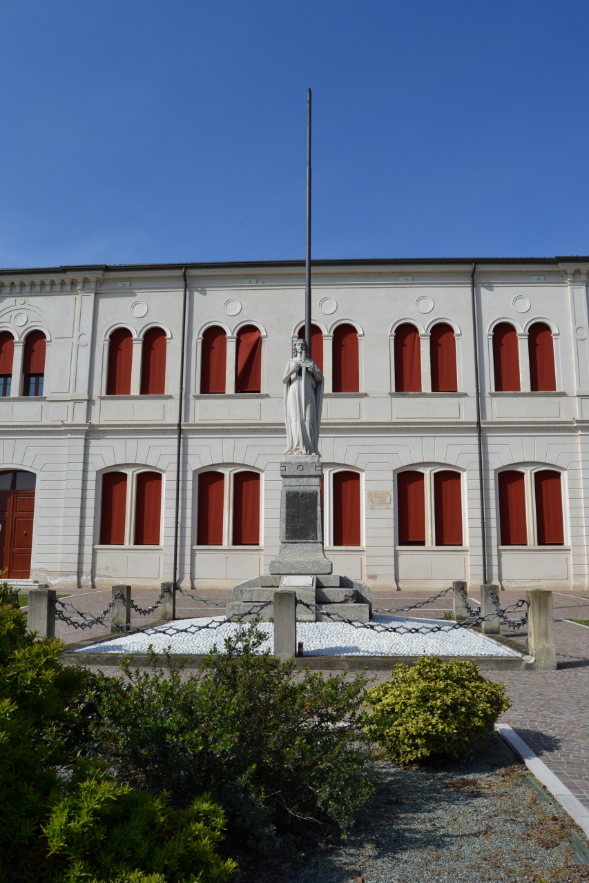 Allegoria della Patria (monumento ai caduti - a cippo) di Bertoni Gualtiero (sec. XX, sec. XX)