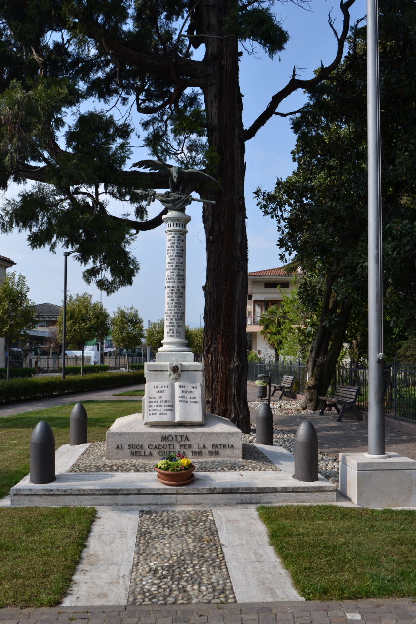 Allegoria della Vittoria come aquila (monumento ai caduti - a colonna) - produzione veneta (sec. XX)