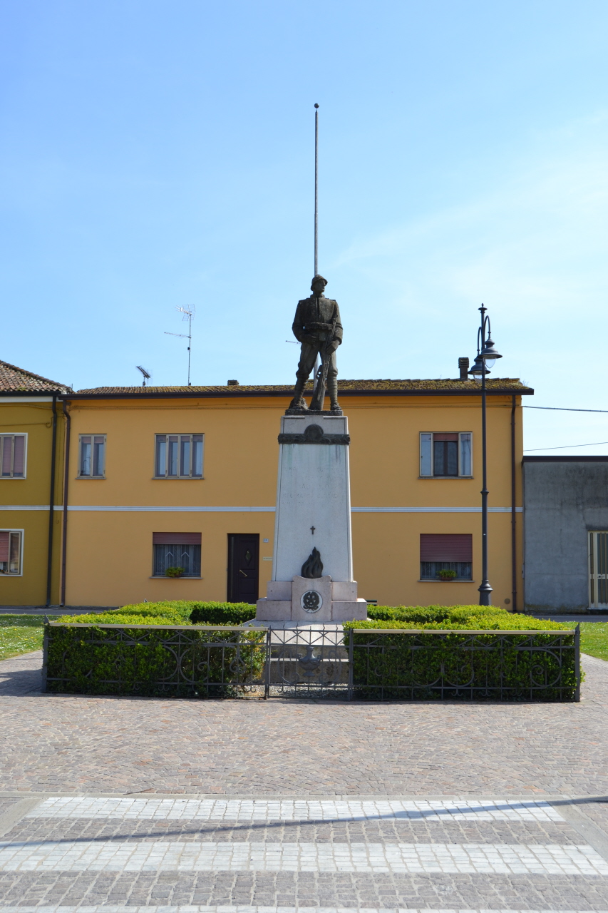 Figura di soldato: fante (monumento ai caduti - a cippo) di Milani Virgilio (sec. XX, sec. XX)