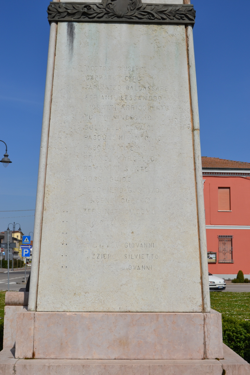 Figura di soldato: fante (monumento ai caduti - a cippo) di Milani Virgilio (sec. XX, sec. XX)
