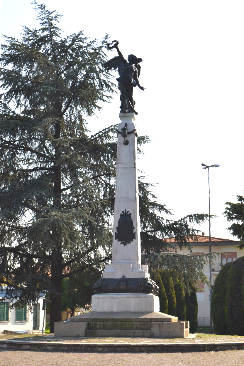 Allegoria della Vittoria come donna vestita all’antica (monumento ai caduti - ad obelisco) - produzione veneta (sec. XX)