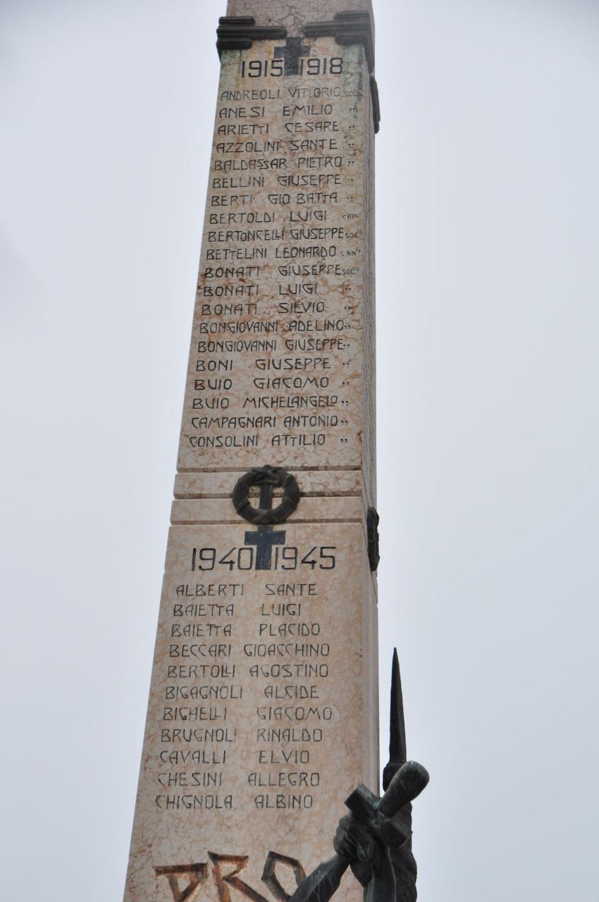 allegoria della morte del soldato (monumento ai caduti - ad obelisco, opera isolata) di Loro Albino, Ditta Faruffini e C (primo quarto sec. XX, sec. XX)