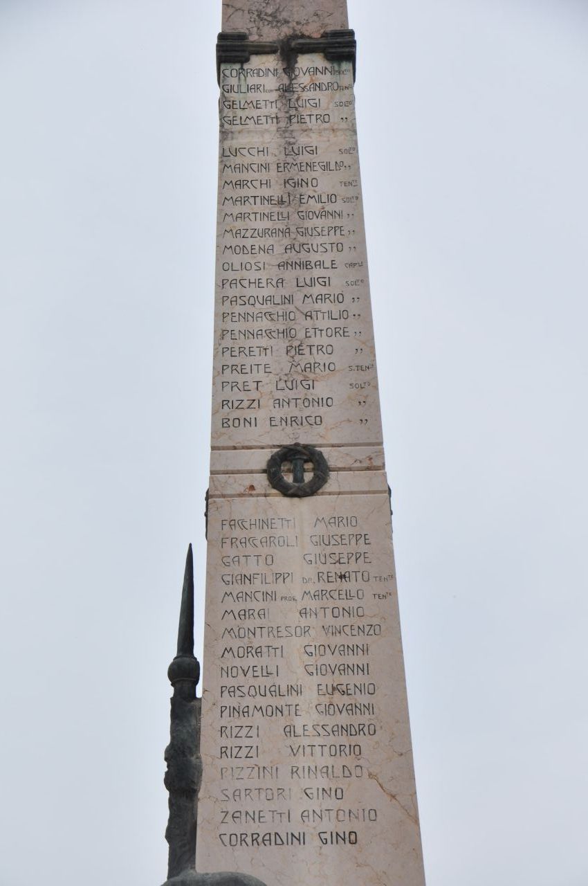 allegoria della morte del soldato (monumento ai caduti - ad obelisco, opera isolata) di Loro Albino, Ditta Faruffini e C (primo quarto sec. XX, sec. XX)