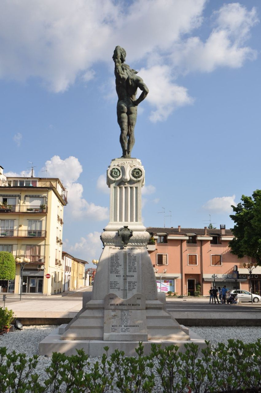Allegoria del soldato come Perseo vittorioso con la testa di Medusa (monumento ai caduti - a cippo, opera isolata) di Modena Francesco (primo quarto sec. XX, sec. XX)
