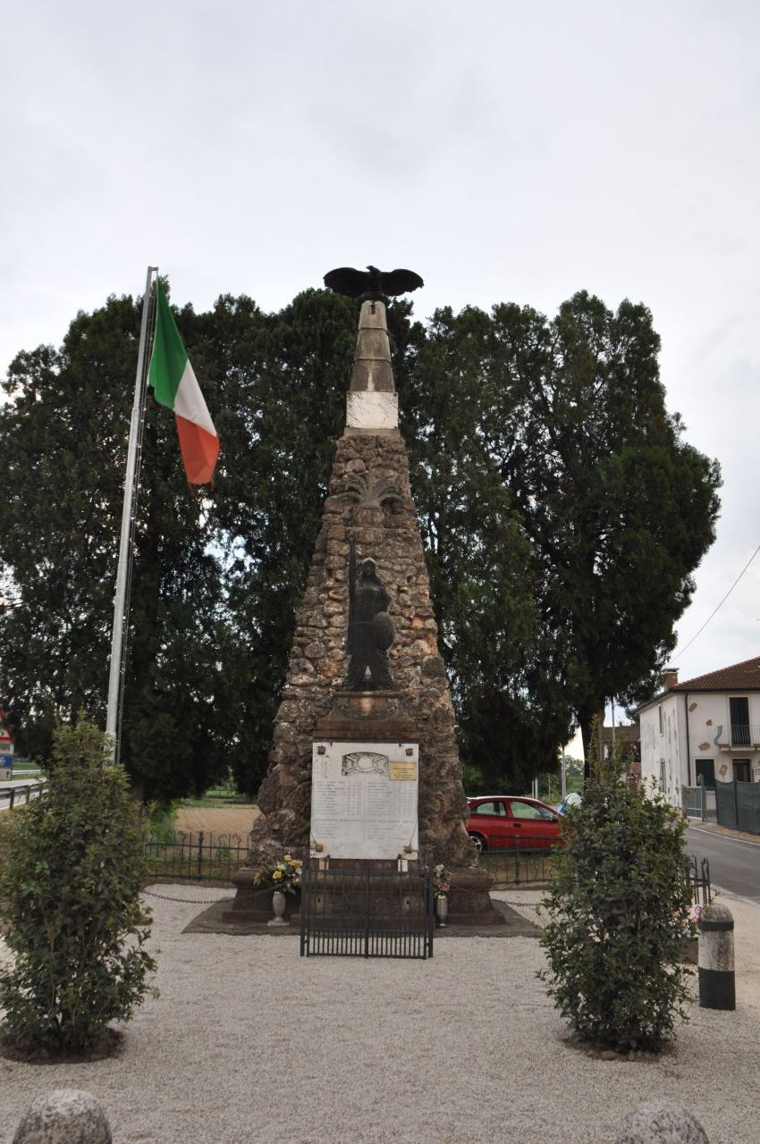 Allegoria della Patria come donna armata che indica l’aquila della vittoria (monumento ai caduti - ad obelisco, opera isolata) di Modena Francesco (primo quarto sec. XX, sec. XX, sec. XX)