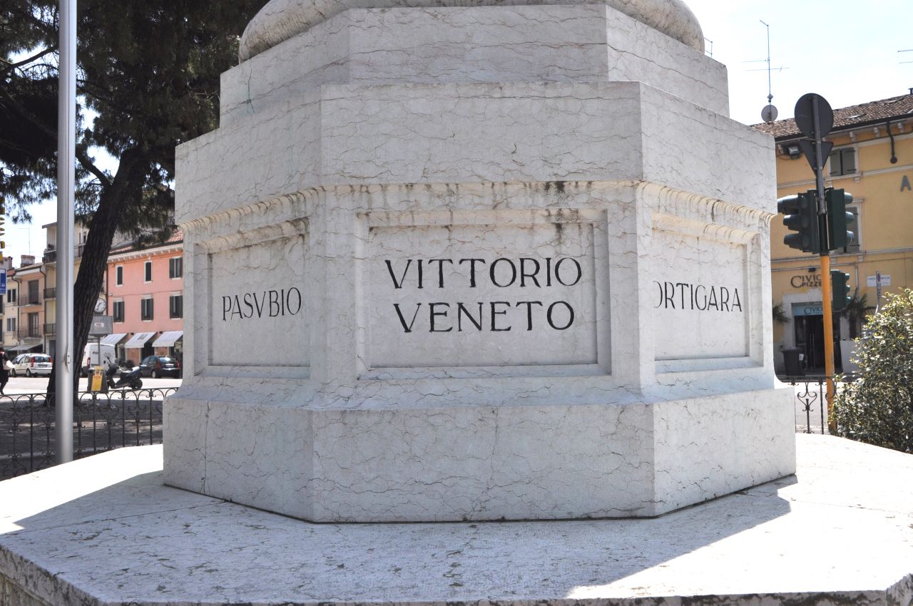 Allegoria della Vittoria come donna vestita all'antica (monumento ai caduti - a colonna, opera isolata) di Girelli Egidio, Fagiuoli Ettore (prima metà sec. XX, sec. XX) <br>Condizioni d'uso: <a class='link-esterno' href='https://docs.italia.it/italia/icdp/icdp-pnd-circolazione-riuso-docs/it/v1.0-giugno-2022/testo-etichetta-BCS.html' target='_bcs'>Beni Culturali Standard (BCS)</a>