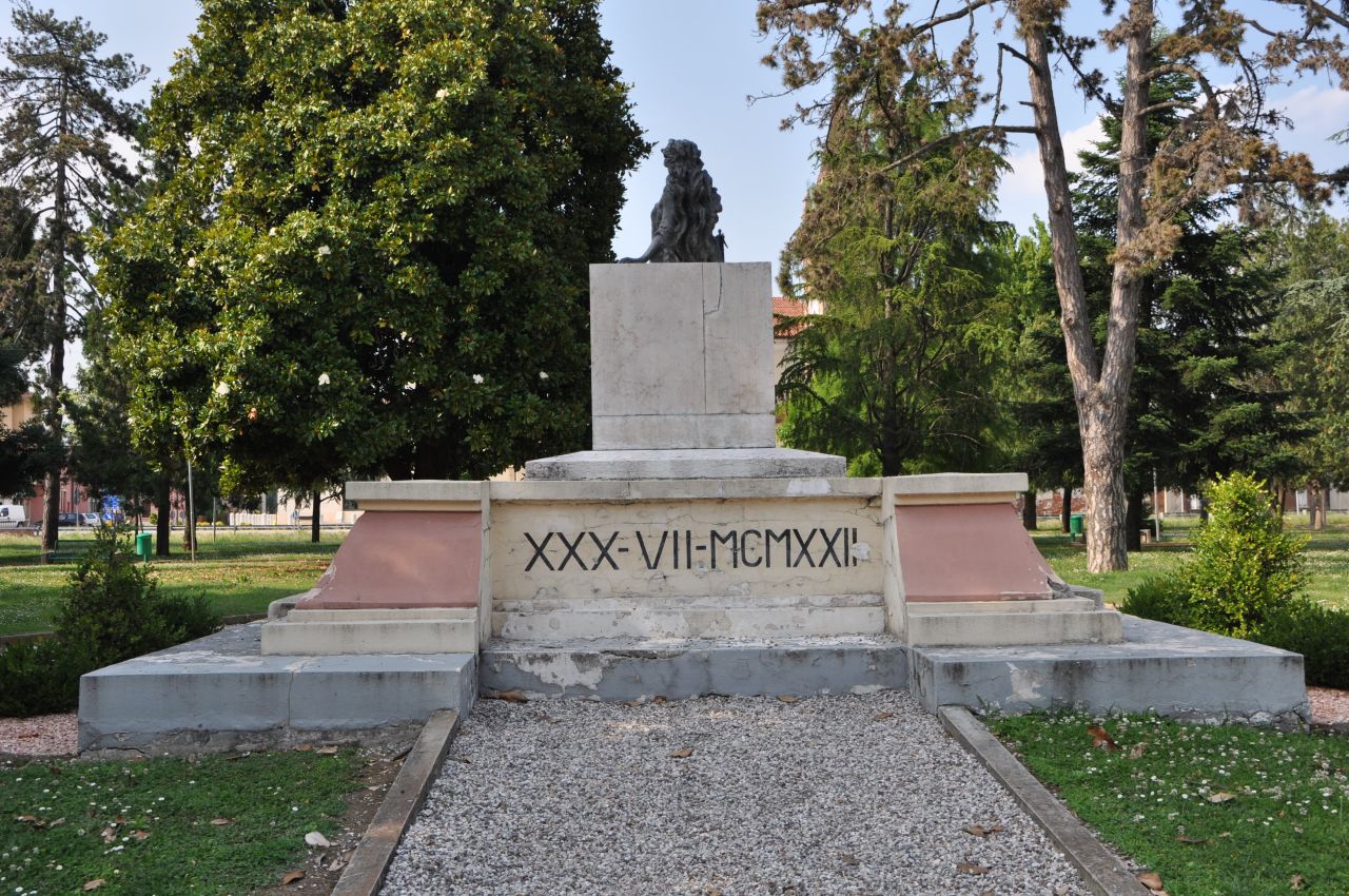 Allegoria della Patria con allegoria della Vittoria (monumento ai caduti - ad ara, opera isolata) di Banterle Ruperto (primo quarto sec. XX, sec. XX)