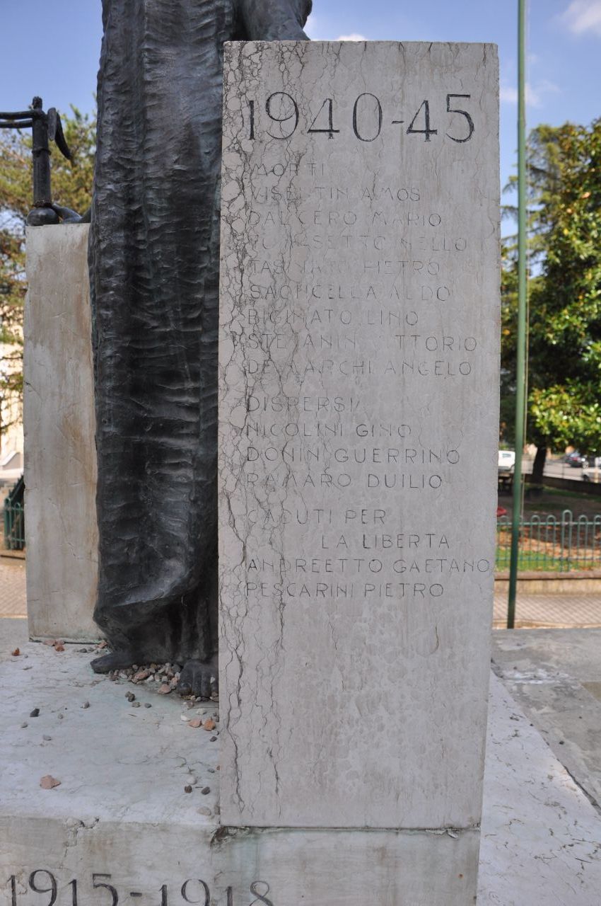 Allegoria della Patria con allegoria della Vittoria (monumento ai caduti - ad ara, opera isolata) di Banterle Ruperto (primo quarto sec. XX, sec. XX)