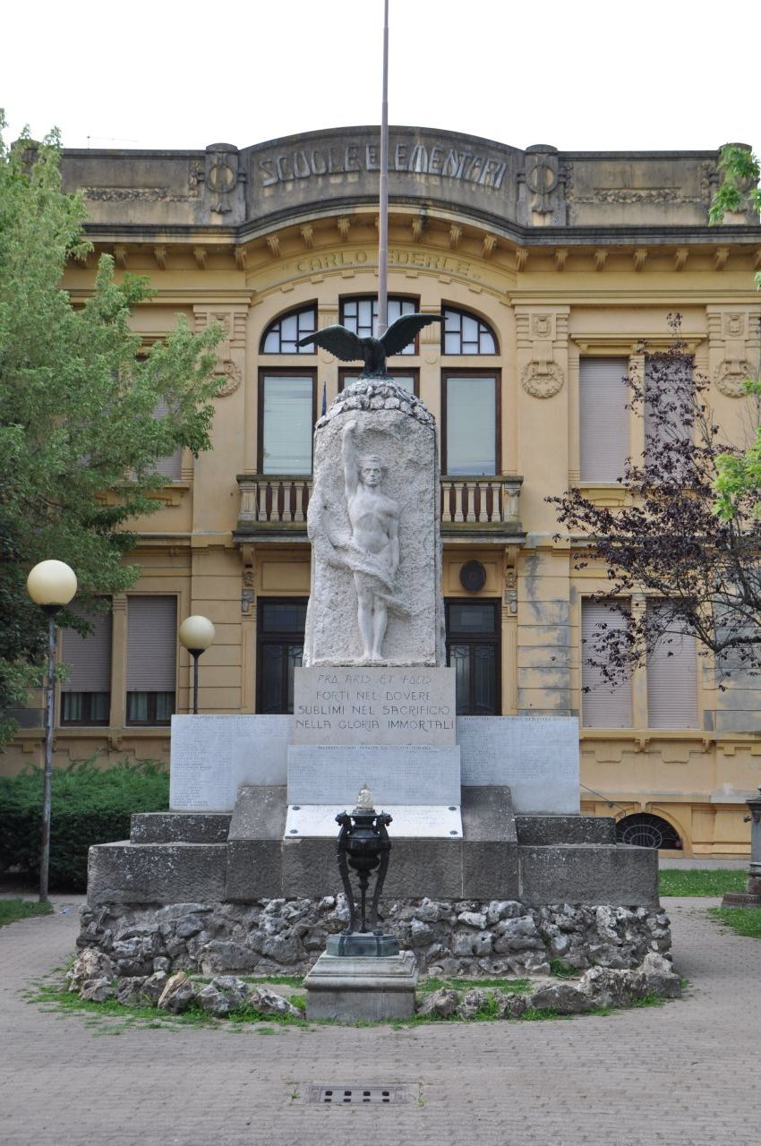 Figura di soldato, Allegoria della Vittoria come aquila (monumento ai caduti - a cippo, opera isolata) di Veneziani Rino (primo quarto sec. XX, sec. XX)