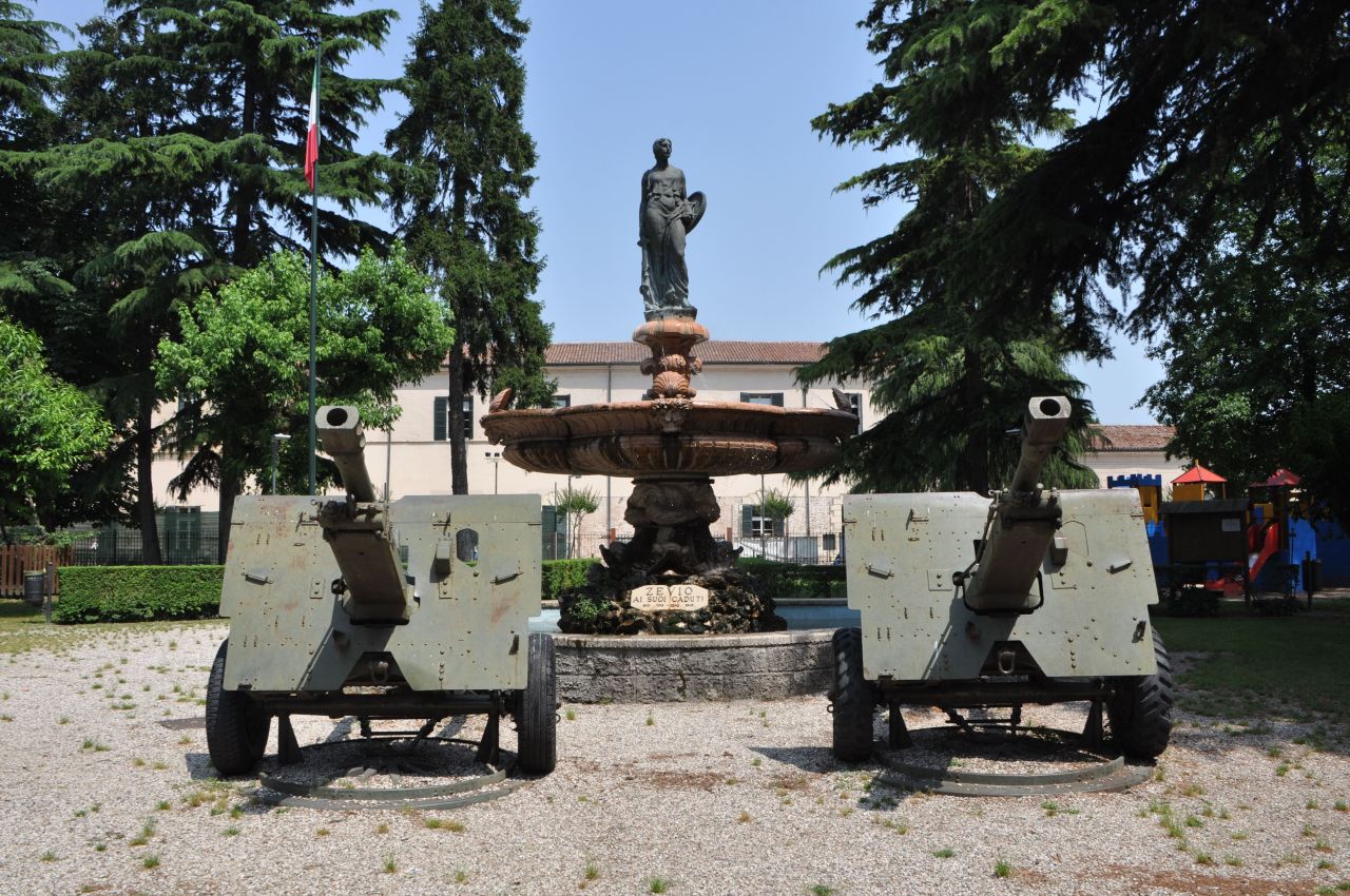allegoria della Patria (monumento ai caduti - a fontana, opera isolata) di Girelli Egidio, Salvi Giovanni (prima metà sec. XX, sec. XX)