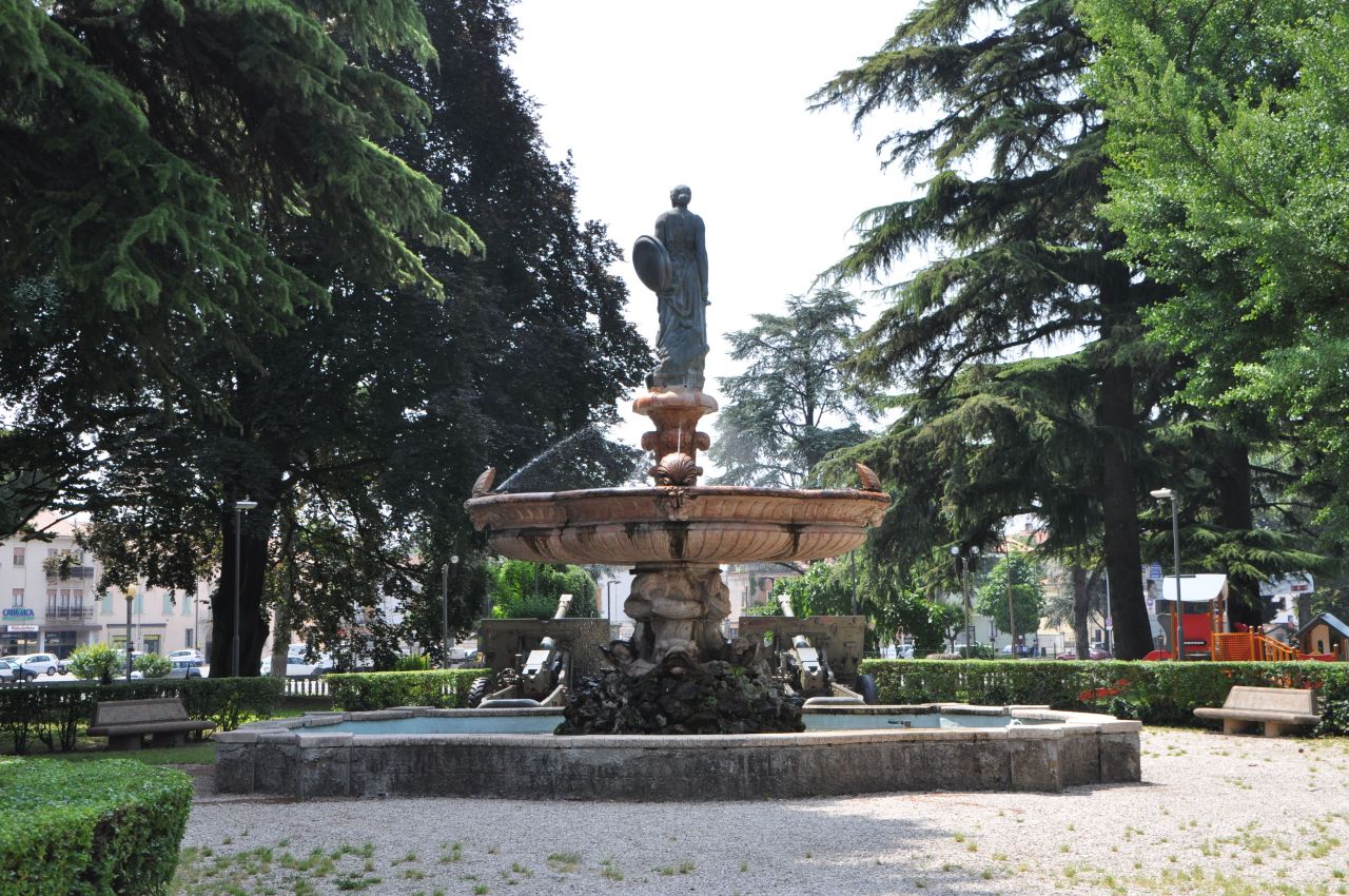 allegoria della Patria (monumento ai caduti - a fontana, opera isolata) di Girelli Egidio, Salvi Giovanni (prima metà sec. XX, sec. XX)