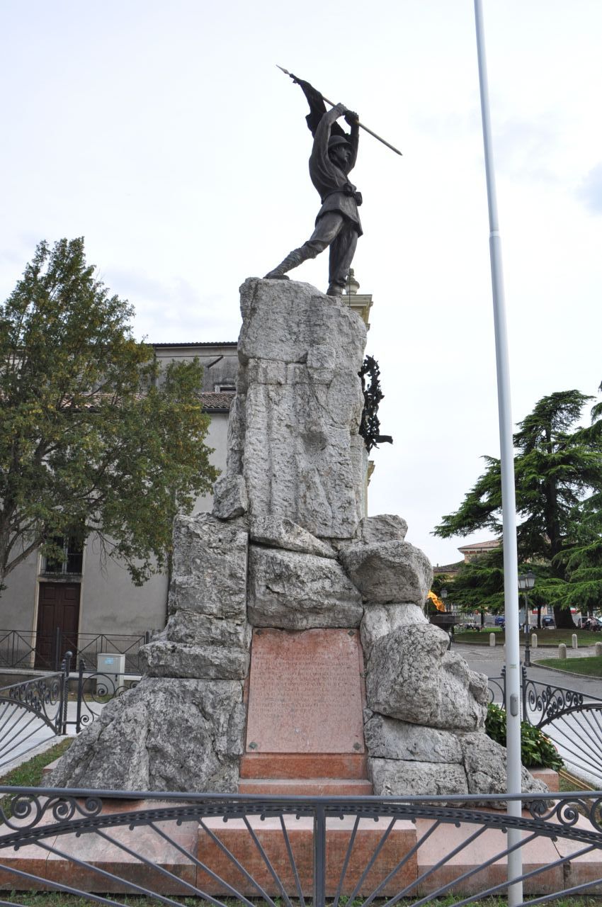 Figura di soldato che pianta la bandiera (monumento ai caduti - a cippo, opera isolata) di Zago Egisto (primo quarto, metà/ metà sec. XX, sec. XX)