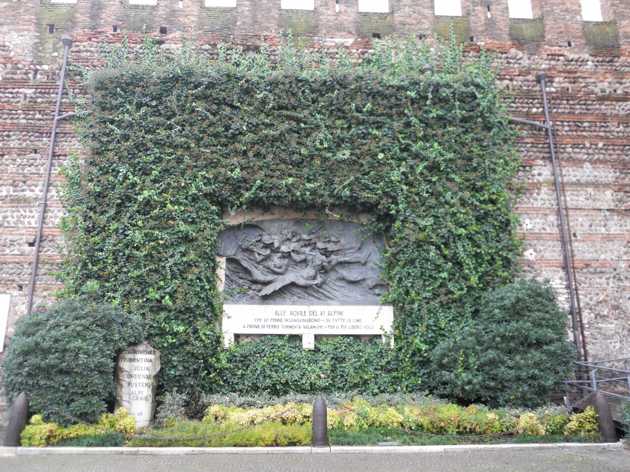 figure di soldati con allegoria della Vittoria e aquile (monumento ai caduti - a lapide) di Simone Edgardo, Fonderia Laganà (sec. XX)