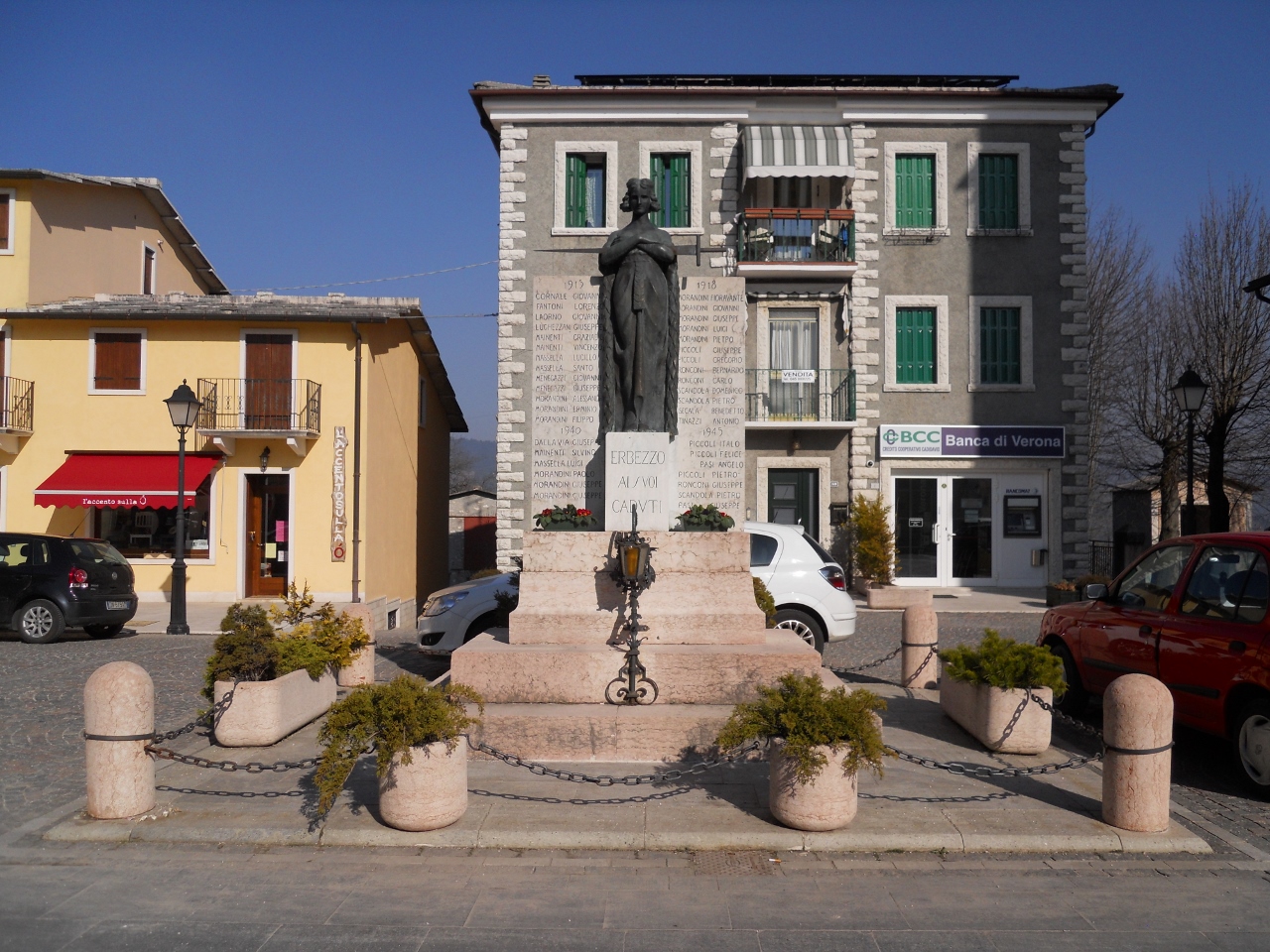 allegoria della Patria (monumento ai caduti - a stele) di Banterle Ruperto (sec. XX)