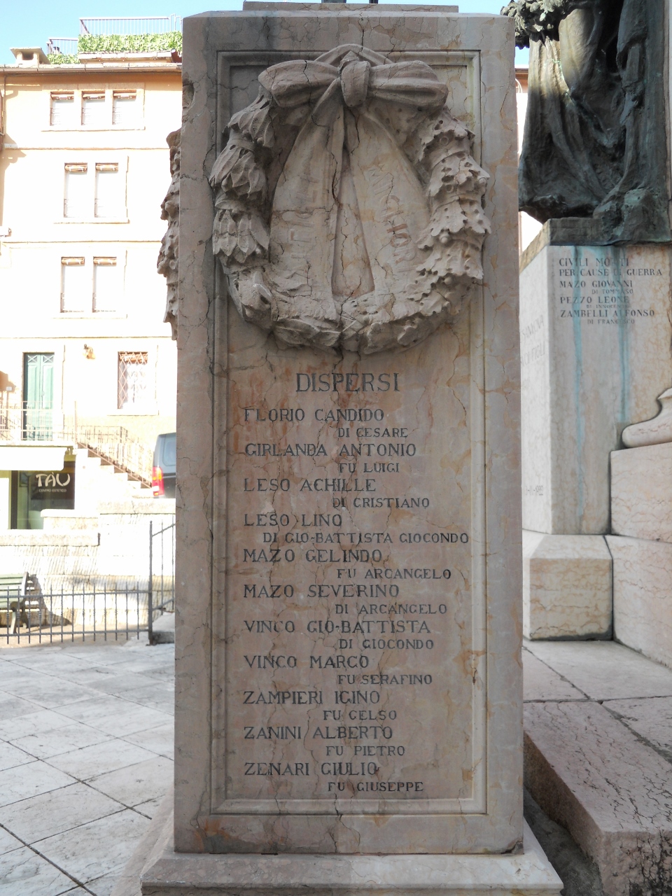 allegoria della Patria (monumento ai caduti - ad ara) di Girelli Egidio, Fonderia artistica Battaglia, Pogliani e Frigerio (sec. XX)