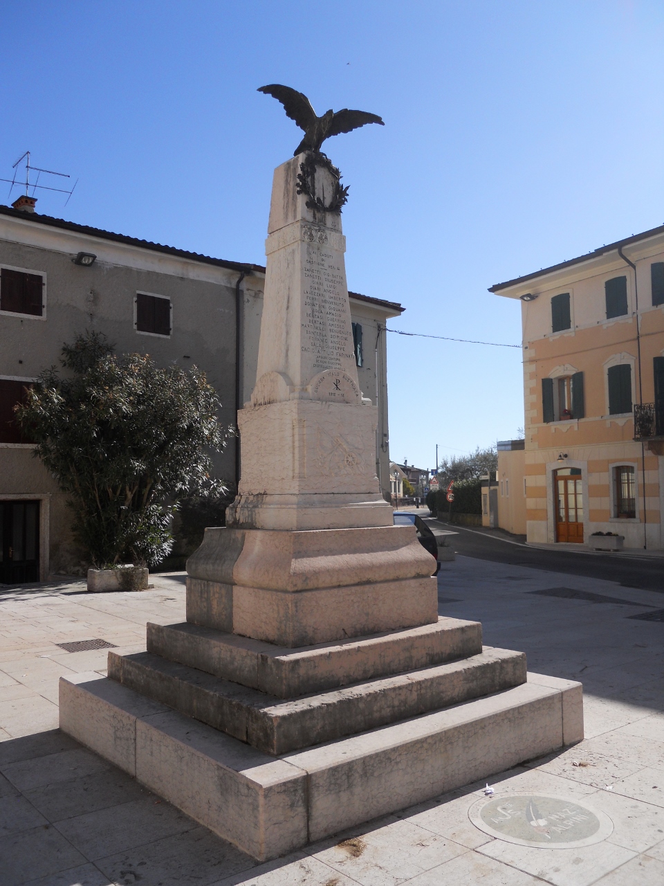 allegoria della Vittoria come aquila (monumento ai caduti - ad obelisco) di Andreoli Adamo (sec. XX)