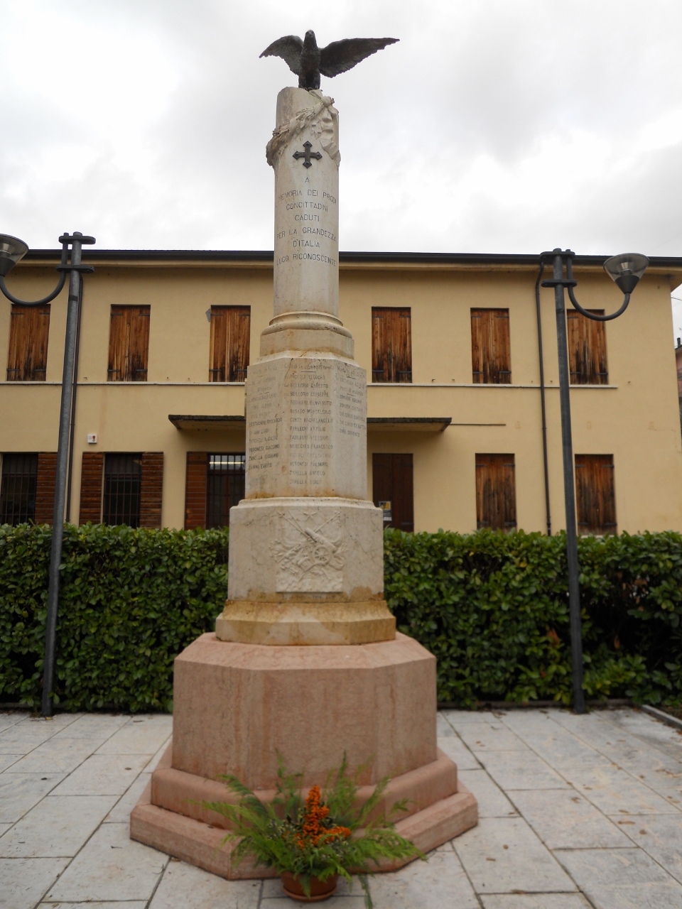 allegoria della Vittoria come aquila (monumento ai caduti - a colonna spezzata) di Ferrari Giuseppe (sec. XX)