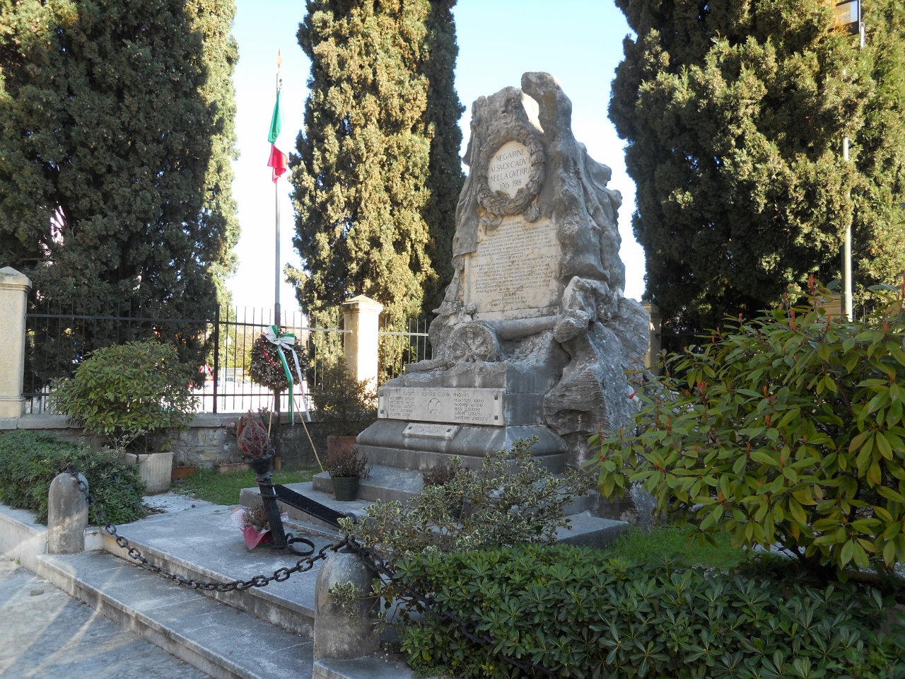 tropaion in relazione alle armi (monumento ai caduti) di Fagiuoli Ettore (sec. XX)