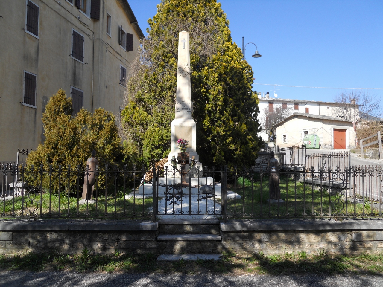 tropaion in relazione alle armi (monumento ai caduti - ad obelisco) di Lonardi Leone Domenico, Ditta Cubi (sec. XX) <br>Condizioni d'uso: <a class='link-esterno' href='https://docs.italia.it/italia/icdp/icdp-pnd-circolazione-riuso-docs/it/v1.0-giugno-2022/testo-etichetta-BCS.html' target='_bcs'>Beni Culturali Standard (BCS)</a>