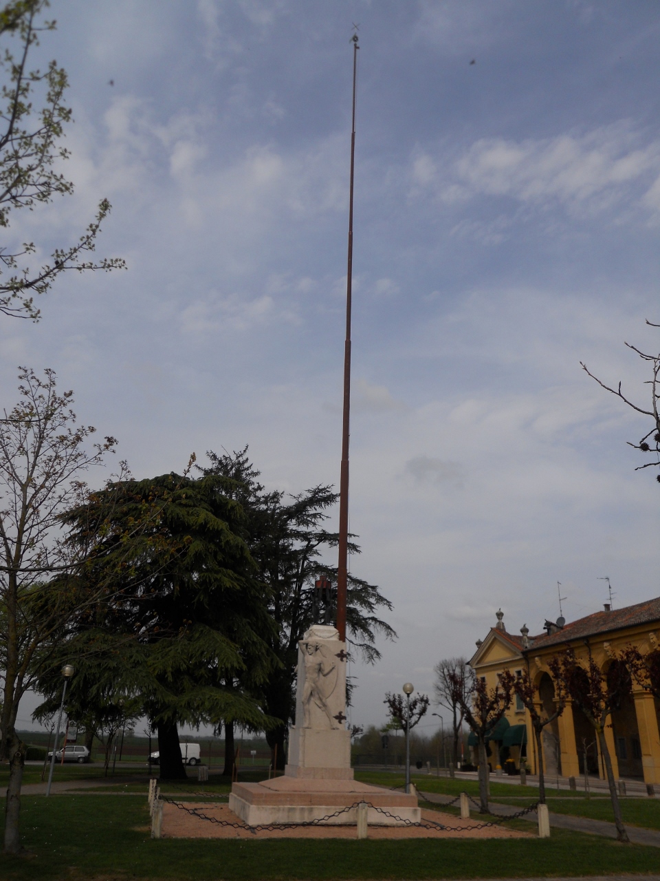 allegoria del soldato come eroe antico, figura di soldato: fante (monumento ai caduti - a cippo) di Di Colbertaldo Vittorio (sec. XX)