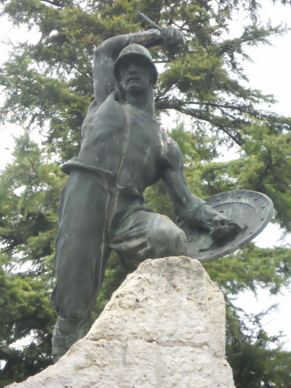 figura di soldato in combattimento (monumento ai caduti - ad obelisco) di Prati Eugenio (sec. XX)