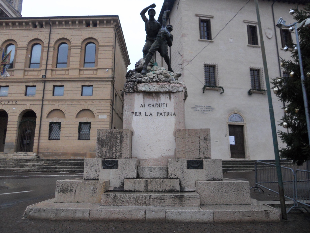 soldati in combattimento con allegoria della Vittoria (monumento ai caduti - ad ara) di Prati Eugenio, Zago Egisto (sec. XX)