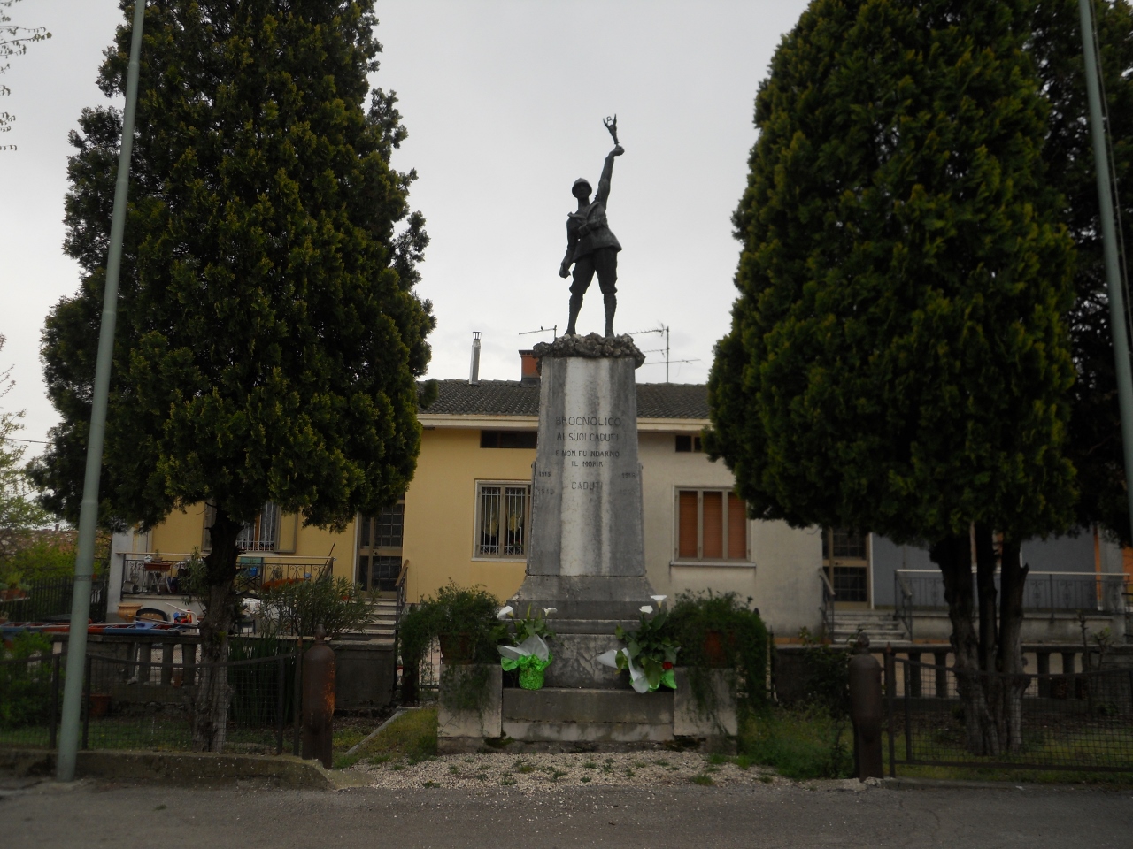 figura di soldato con allegoria della Vittoria (monumento ai caduti - a cippo) di Prati Eugenio (sec. XX)