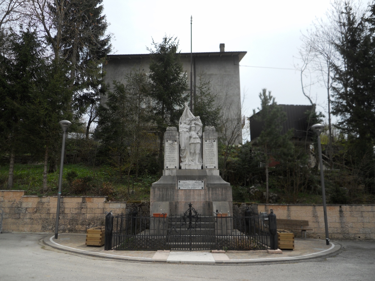 allegoria della Patria che protegge un soldato (monumento ai caduti - ad ara) di Ditta Prati, Prati Eugenio (sec. XX)