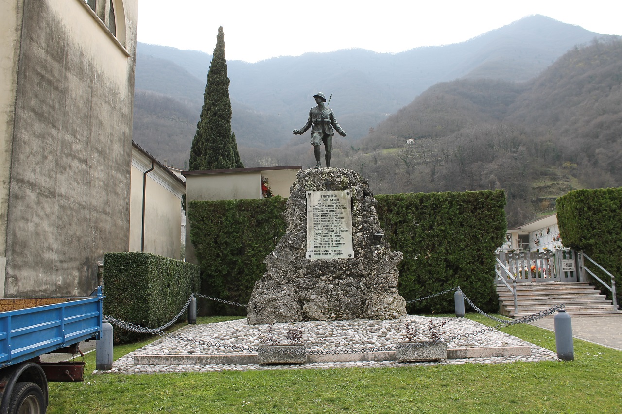 figura di soldato in combattimento (monumento ai caduti - a cippo) di Caldana Egisto (sec. XX)