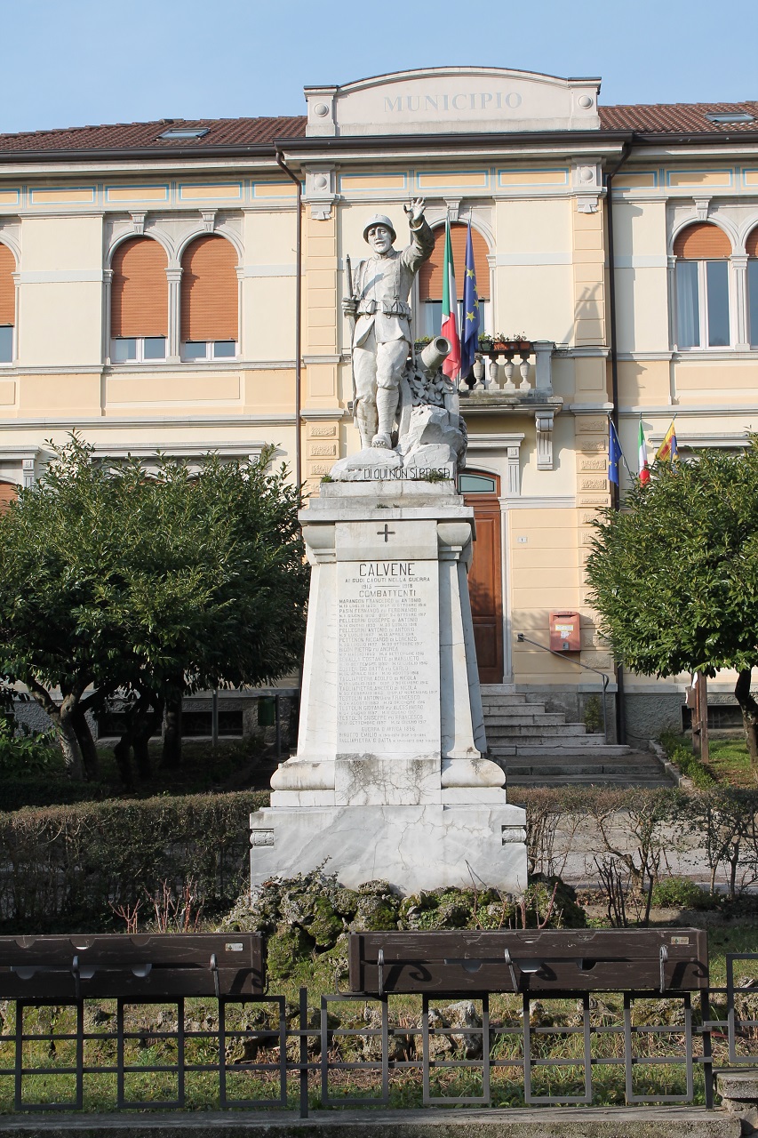 figura di soldato: fante (monumento ai caduti - a cippo) di Scarante Giovanni (sec. XX)