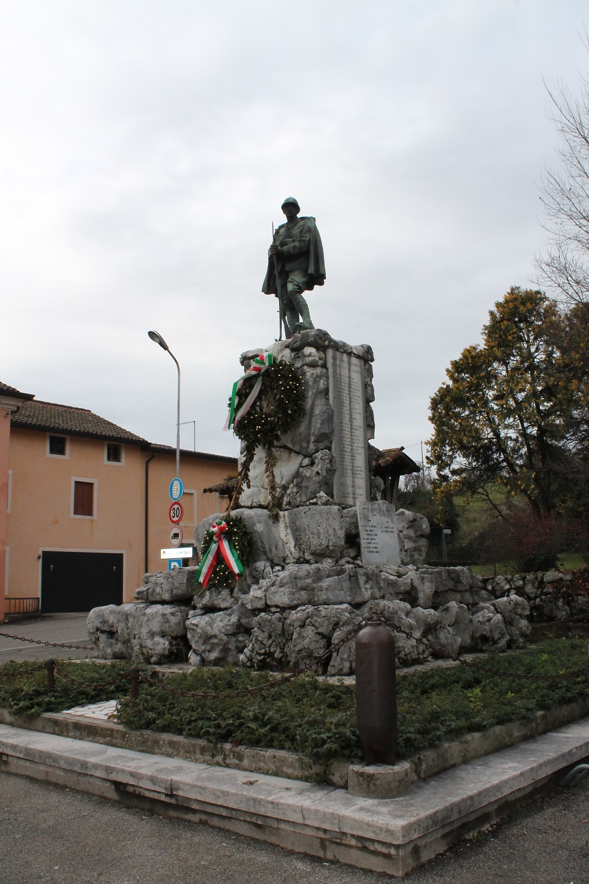 figura di soldato: fante (monumento ai caduti - a cippo) di Pozza Ugo (sec. XX)