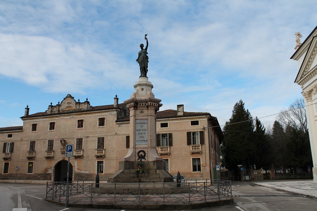 allegoria della Patria (monumento ai caduti) di Pozza Ugo, Ferrari Giuseppe (sec. XX)