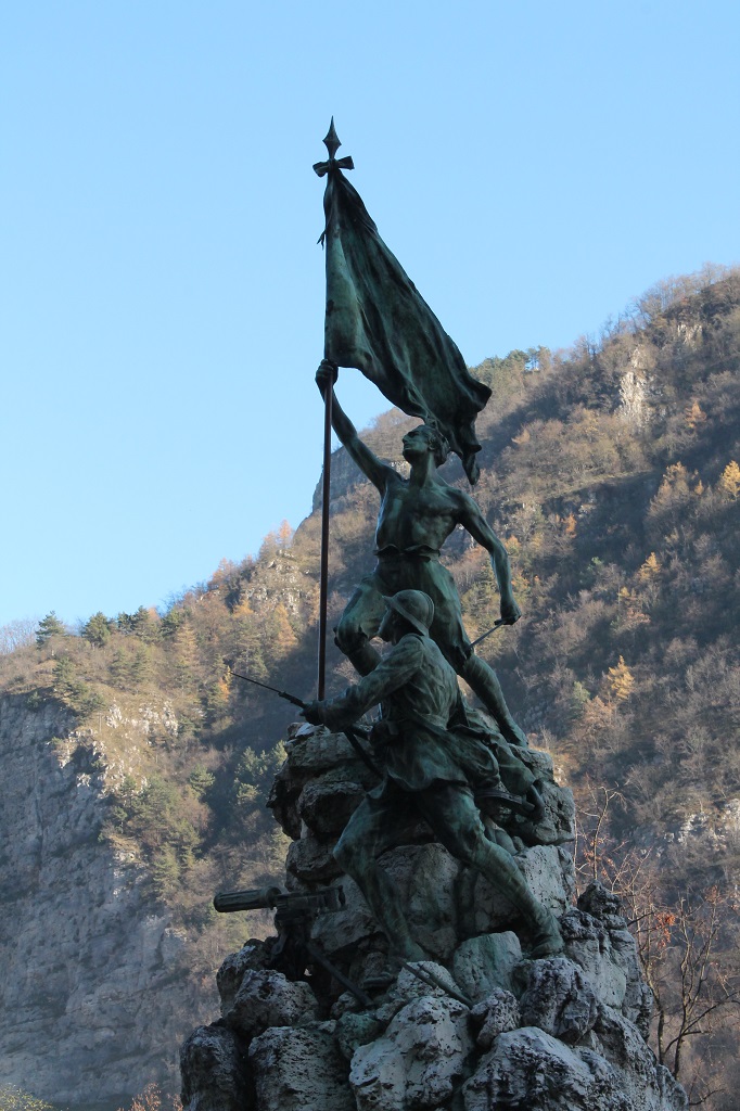 figure di soldati in combattimento (monumento ai caduti - ad ara) di Caldana Egisto (sec. XX)