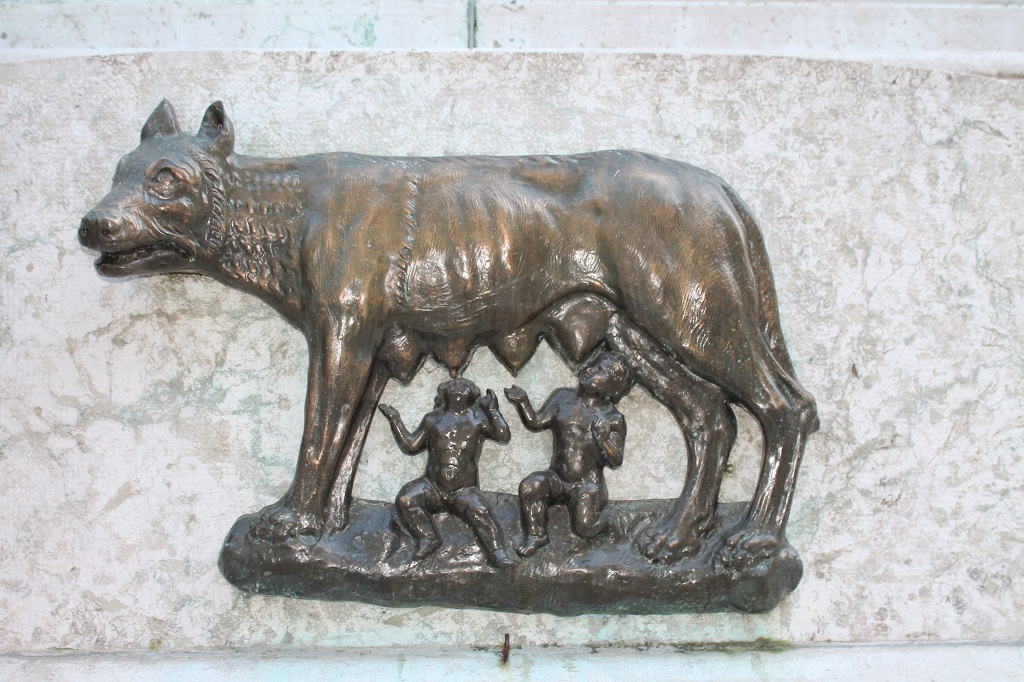figure di soldati in combattimento (monumento ai caduti - ad ara) di Caldana Egisto (sec. XX)