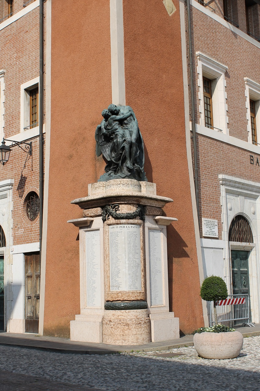 allegoria della morte del soldato (monumento ai caduti - a colonna) di Mistruzzi Aurelio, Industria Marmi Vicentini (sec. XX)