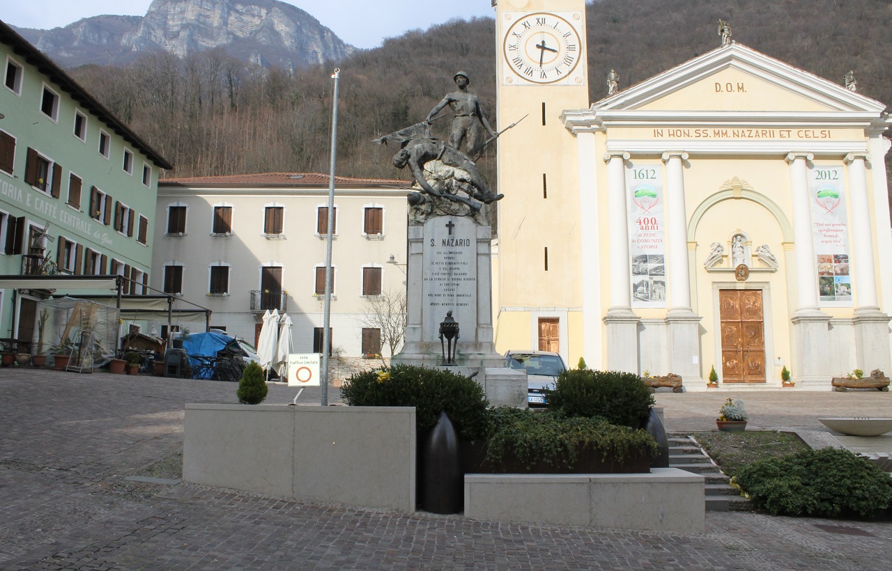 figura di soldato che onora un compagno morente (monumento ai caduti - a cippo) di Caldana Egisto (sec. XX)