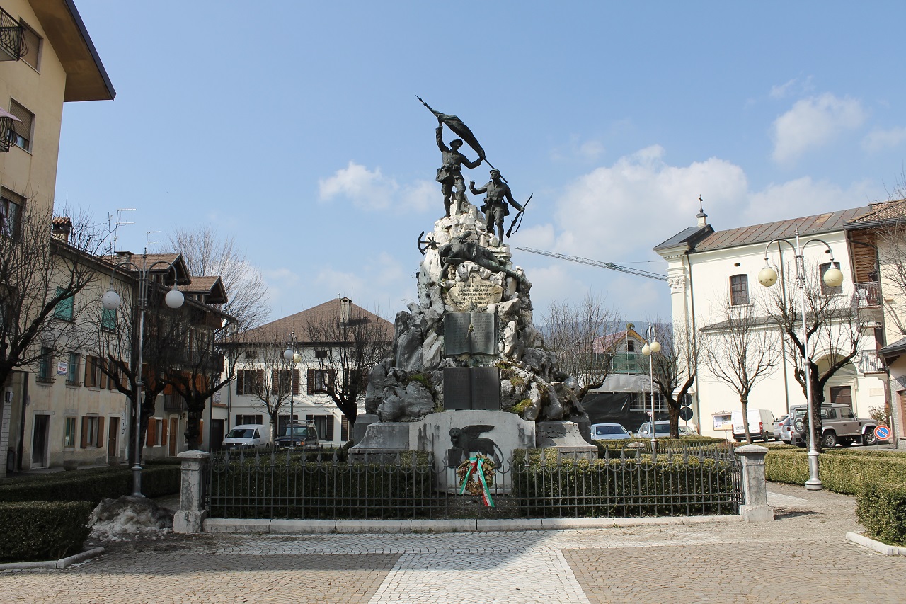 figure di soldati in combattimento (monumento ai caduti - a cippo) di Caldana Egisto, Ditta Paganin (sec. XX)