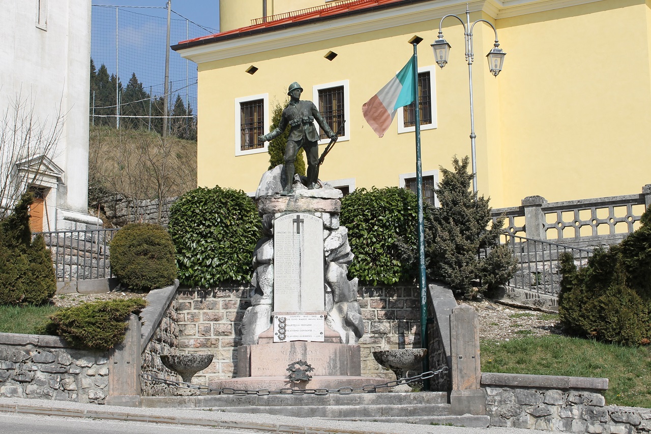 figura di soldato in combattimento (monumento ai caduti - a cippo) di Caldana Egisto (sec. XX)