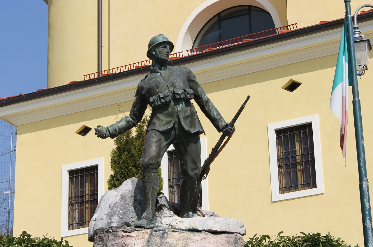 figura di soldato in combattimento (monumento ai caduti - a cippo) di Caldana Egisto (sec. XX)
