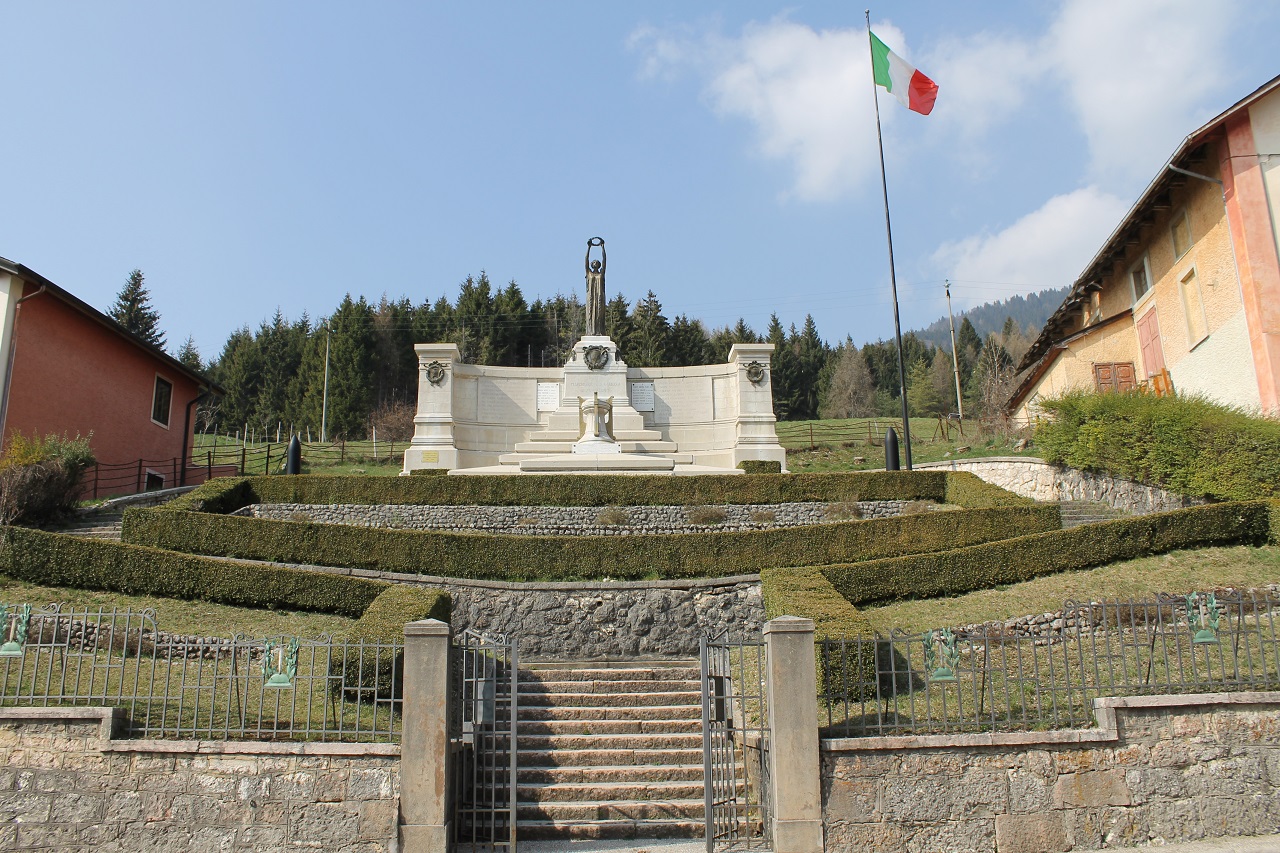 allegoria della Patria (monumento ai caduti - ad emiciclo) di Saccardo Antonio, Bonato Vincenzo, Ditta Stefani, Caldana Egisto (sec. XX)