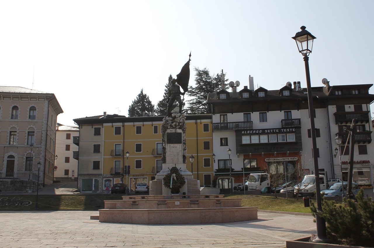 figura di soldato che porta la bandiera, allegoria della Vittoria che onora le armi, figure di angeli che innalzano la corona della Vittoria (monumento ai caduti - a cippo) di Caldana Egisto (sec. XX)