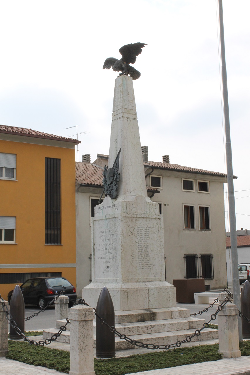 allegoria della Vittoria come aquila (monumento ai caduti - ad obelisco) di Ditta Barbieri (sec. XX)