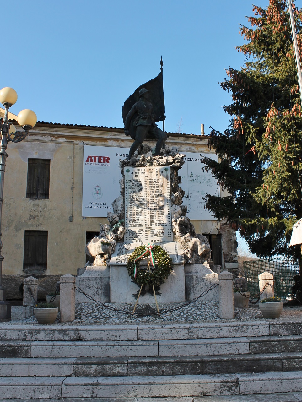 figura di soldato che porta la bandiera (monumento ai caduti - a cippo) di Caldana Egisto (sec. XX)